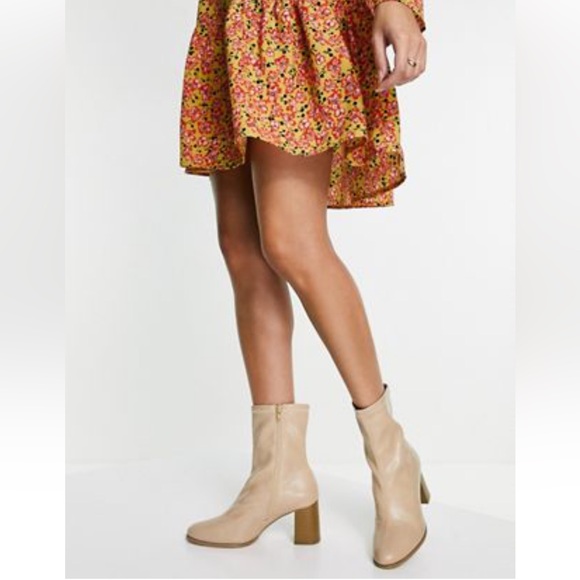 NWT/NIB GLAMOROUS 10 CAMEL/TAN STRETCH Ankle BOOT FAUX LEATHER 2” STACK HEEL - Picture 4 of 7